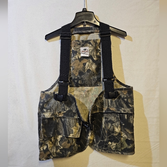 mossey oak Other - Mossey Oak Camouflage Hunting Vest with Black Straps